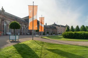 Außenaufnahme des Austragungsorts der Schwetzinger Festspiele
