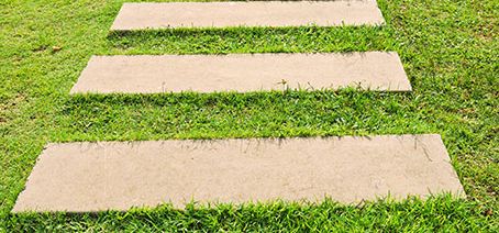 Pavement with slabs in grass