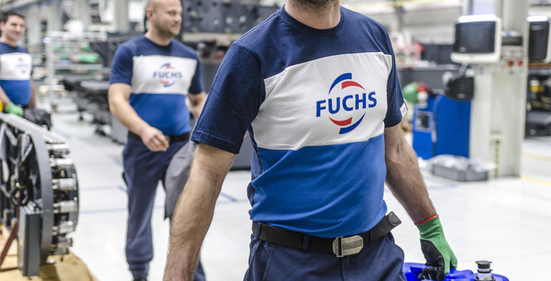 Pracownicy FUCHS Smart Services podczas wykonywania swoich obowiązków utrzymania ruchu w zakładzie klienta produkującego nowoczesne maszyny do obróbki metali