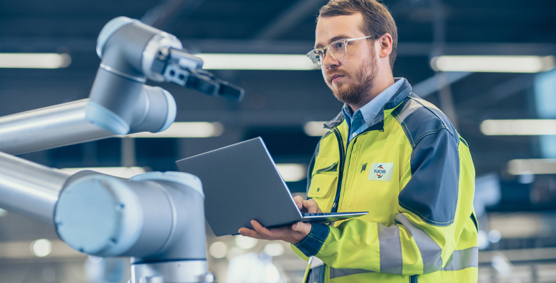 Pracownik FUCHS Smart Services monitoruje jakość środków smarnych używanych w zakładzie klienta za pomocą specjalistycznego oprogramowania na swoim komputerze osobistym