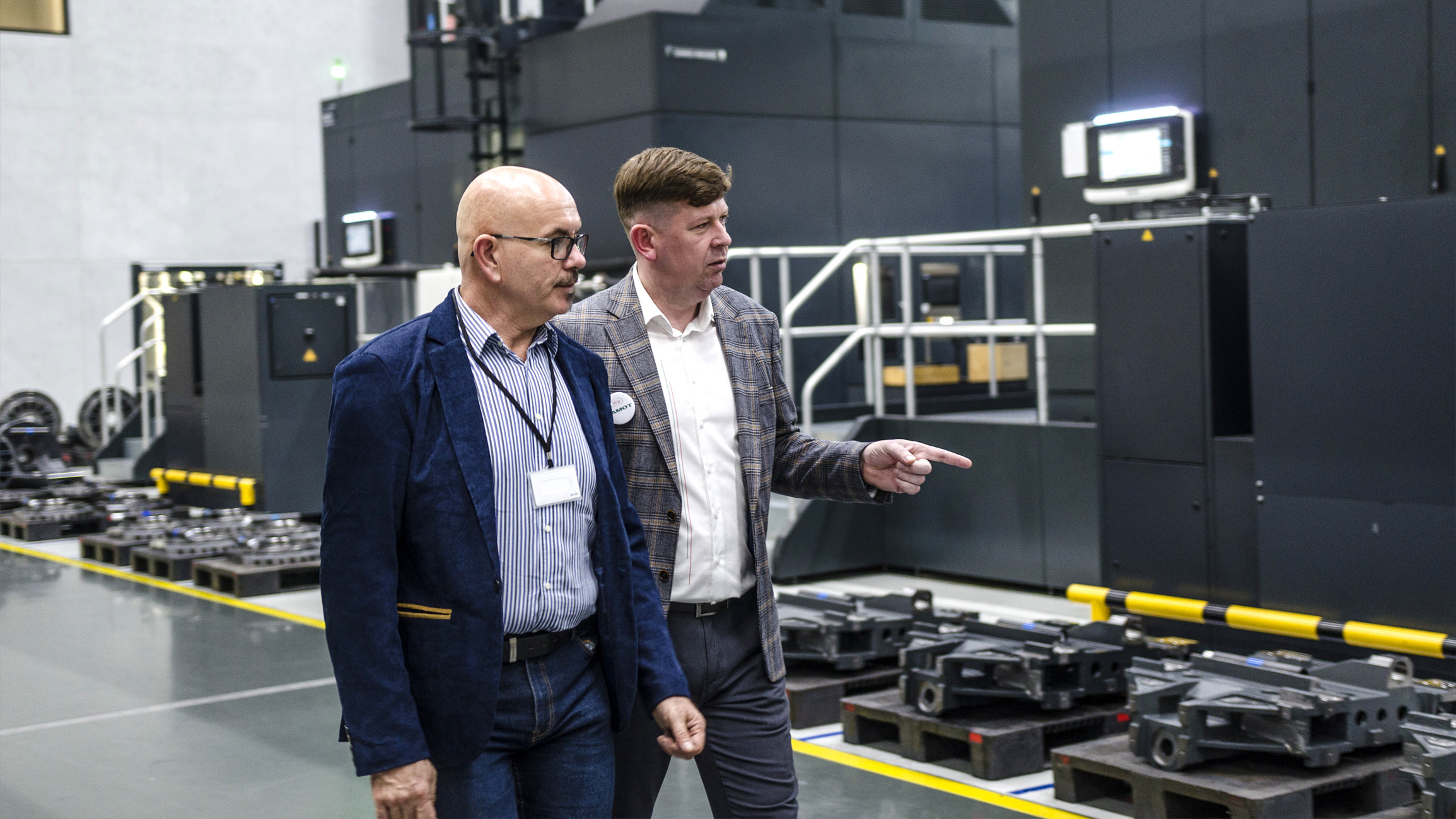 Manager FUCHS Smart Services oraz kierownik zakładu produkcyjnego klienta omawiają strategię smarowniczą dla nowego procesu produkcyjnego pozwalającego obniżyć koszty TCO