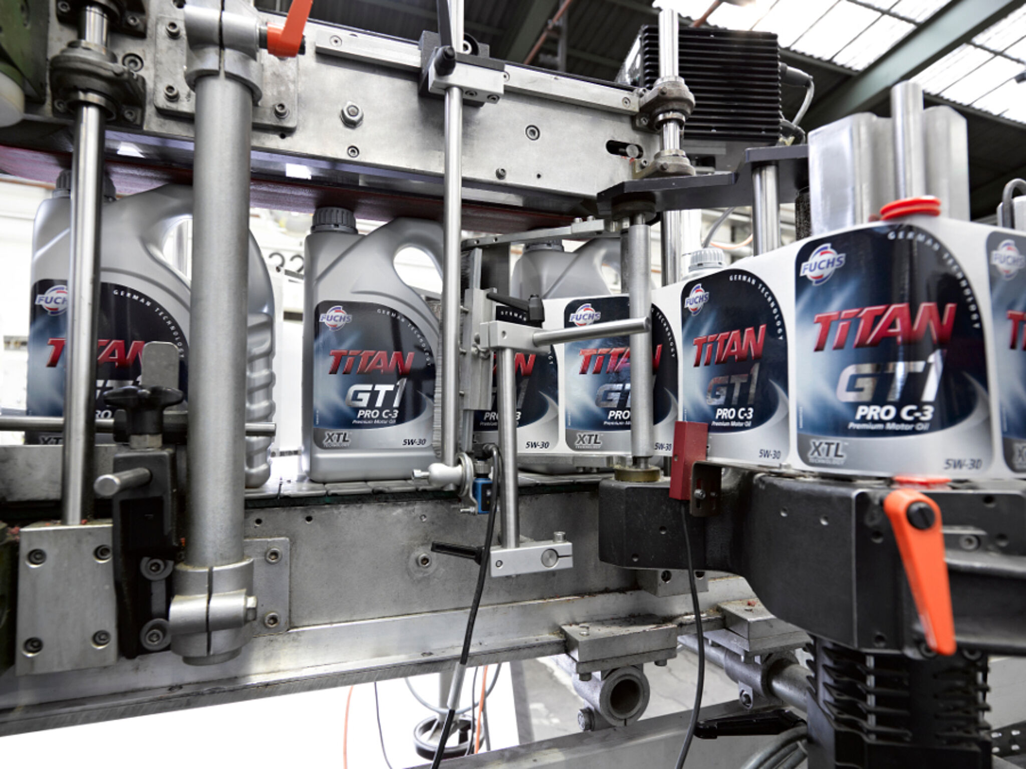 Fuchs. Fuchs Petrolub. Titan Fuchs реклама. Fuchs Oil reklama. Фукс лубрикантс свиден.