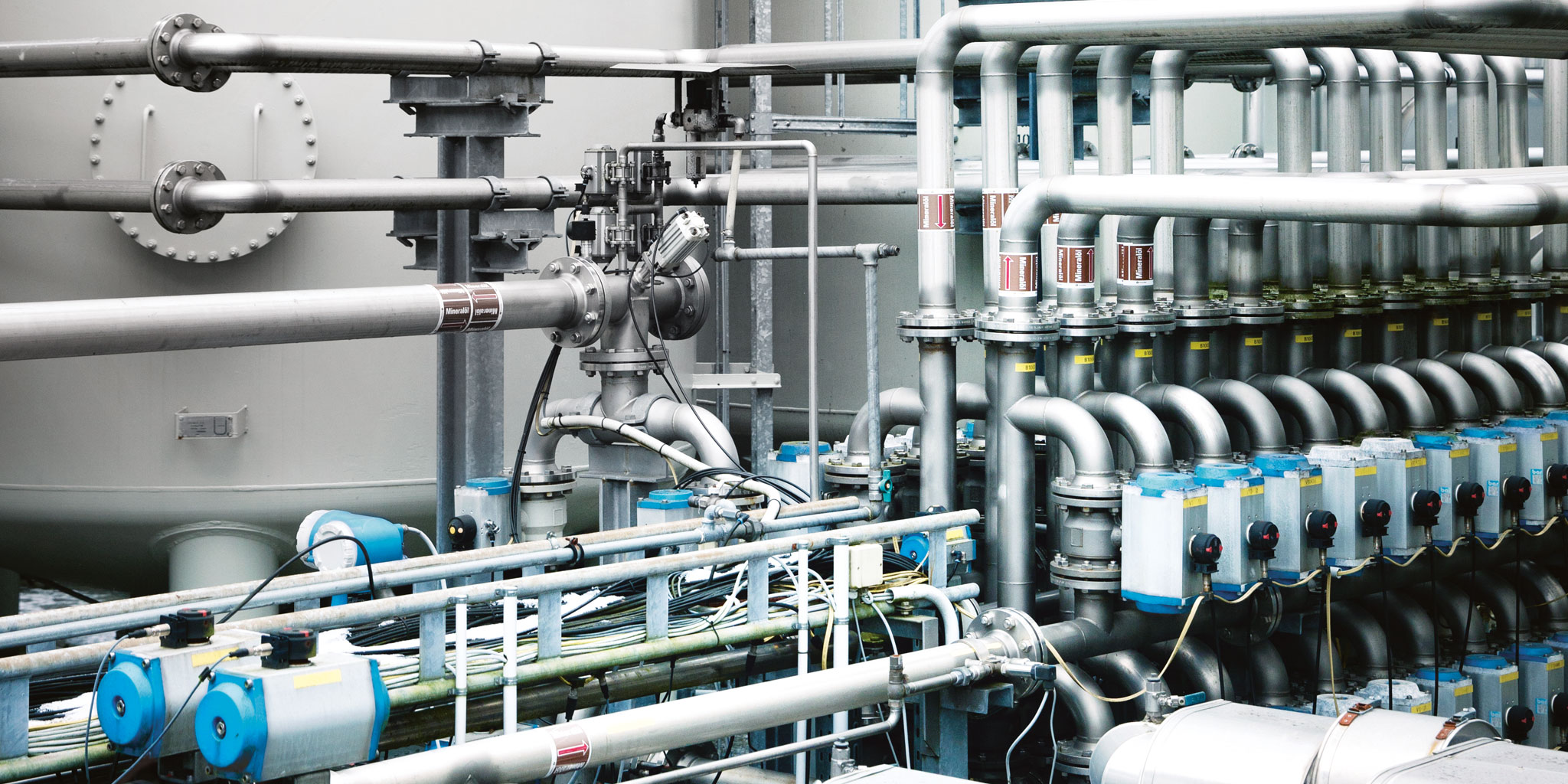 Automated production: computer-controlled pumps and valves secure the right mix.